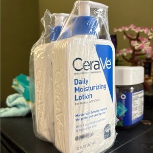 CeraVe Daily Moisturizing Lotion - White and Blue